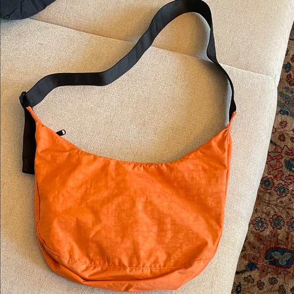 BAGGU Medium Crescent Bag In Nasturtium - Picture 2 of 5